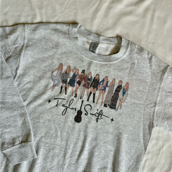 Taylor Swift Heather Gray Graphic Women's Sweater - Picture 2 of 2